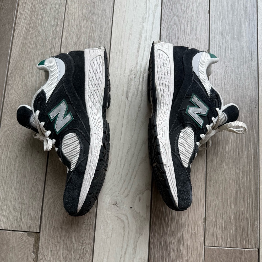 New Balance 2002R Black and White Shoes with Green Details - Picture 2 of 9